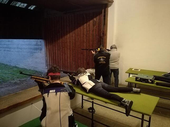 Stehend oder liegend schießen – beim der Schützengemeinschaftr gehört das einfach zum Training.