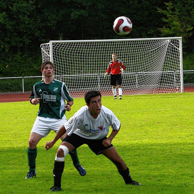 Erinnerungen: Lars Müller beobachtet im September 2007 als Torwart des FC Zell die Szene im Spiel beim SV 08 Laufenburg zwischen Mehmet ...