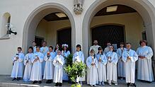 Ihre Erstkommunion haben elf Jungen und Mädchen in der St. Josef-Kirche in Albbruck mit Kaplan Philipp Ostertag (Mitte) und Diakon ...
