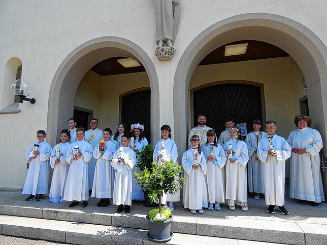 Ihre Erstkommunion haben elf Jungen und Mädchen in der St. Josef-Kirche in Albbruck mit Kaplan Philipp Ostertag (Mitte) und Diakon ...
