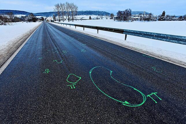 Die Unfallstelle am Neudinger Ortseingang im Januar 2021. Auf dem Boden sind noch die Umrandungen der Spuren zu sehen, mit denen ...