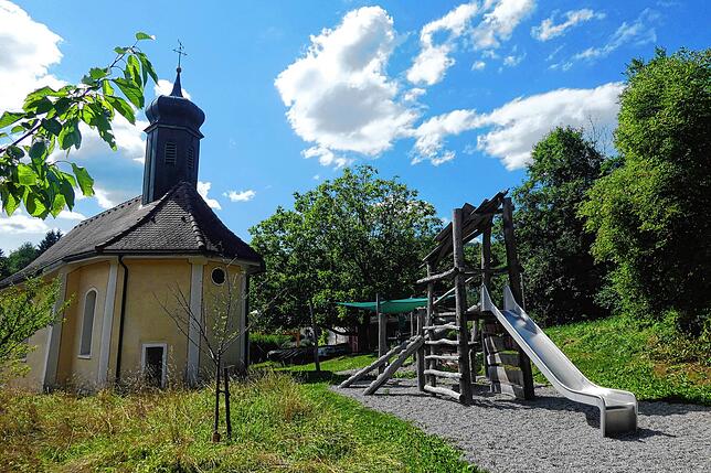 Auch der kleinste Ortsteil Bergöschingen verfügt über ein Spielplatzgelände. Damit wurden in allen Ortsteilen zwanglose Treffpunkte für ...