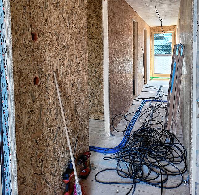 „WG-Charakter“: Mehrere Zimmer teilen sich Bad und Küche. Während weiter oben noch die Decken gebaut werden, sind hier unten ...