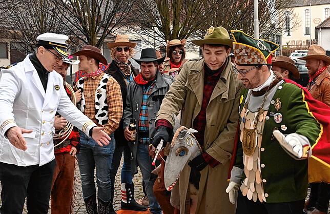 Bild 8: Schmotziger Fasnet in Hagnau: Flamingos, Cowboys und Matrosen feiern ausgelassen!