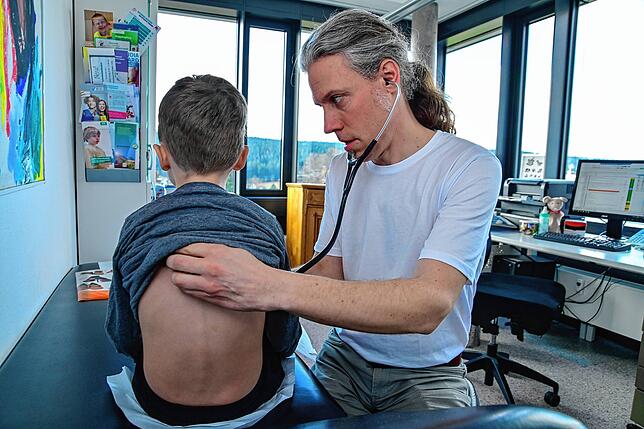 Der erste Patient lässt an seinem ersten Arbeitstag nicht lange auf sich warten. Michael Waas hört den Rücken des kleinen Patienten ...
