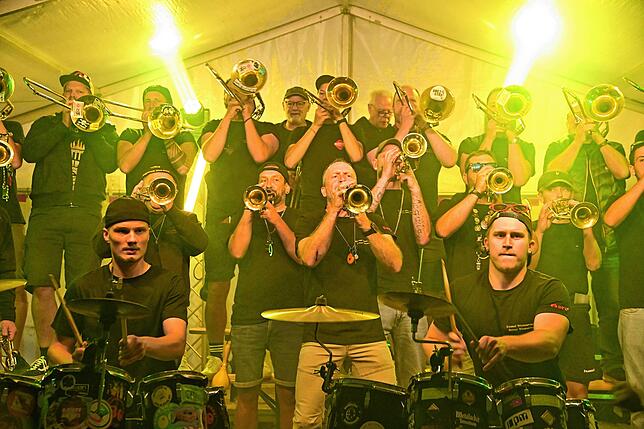 Die Guggenmusik Bloos-Arsch spielt am Freitagabend zur Eröffnung der Beachfeld-Anlage.