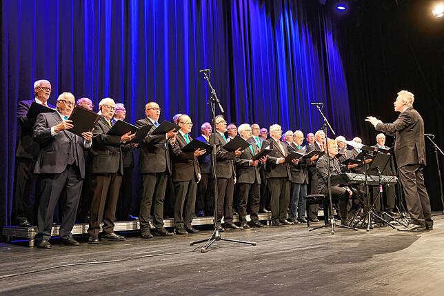 Der Männerchor Singen begeistert mit drei Liedern das Publikum und erntet viel Beifall.