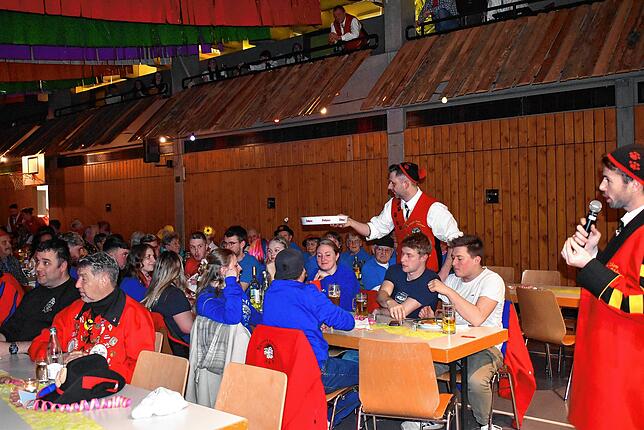 Bild 1: Narrenverein Stiegele Chatz begeistert beim Bunten Abend in Ühlingen