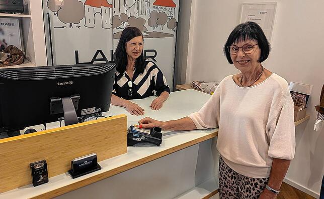Herta Lernhart (r.) ist eine von 80 Prozent der Kundinnen, die im Modehaus Langer mit der Karte bezahlt. Für Mitarbeiterin Antonella ...