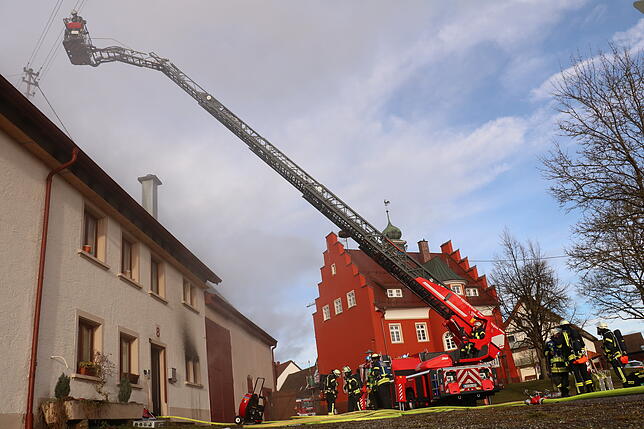Bild 5: Die Bilder zum Feuerwehreinsatz in Allmendshofen: Eine defekte Heizung beginnt zu brennen