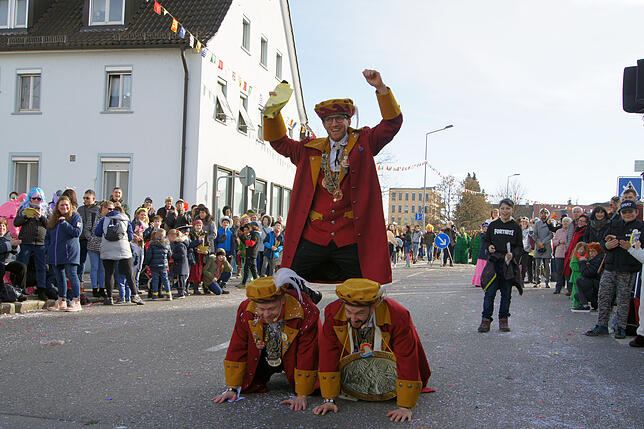 Um eine Lücke im Umzug zu überbrücken, bauten auch die Zunftmeister der Seegockel kurzerhand eine Menschenpyramide.