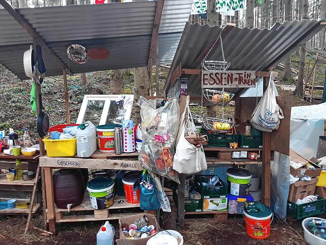 Das Büffet im Altdorfer Wald. Fast alle hier essen vegan, wie Samuel Bosch erzählt.