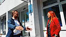 FDP-Bundestagskandidat Christian Steffen-Stiehl trifft im SÜDKURIER-Interview auf Marion Wagner, Geschäftsführerin des Unternehmens ASL ...
