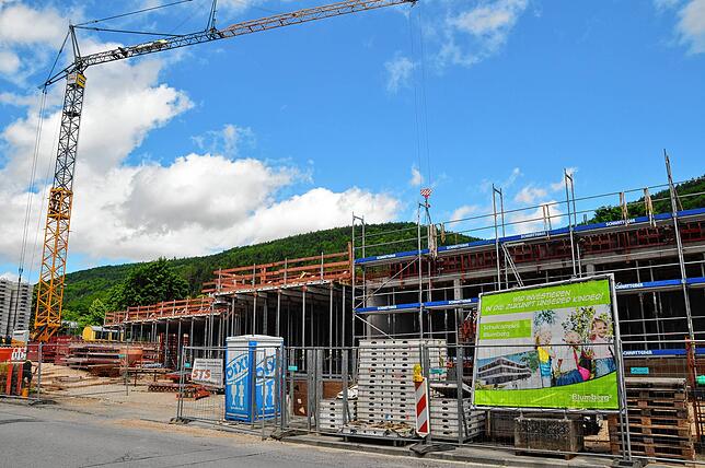 Auf der Großbaustelle Schulcampus wird mit den Arbeiten am Erdgeschoss ein erster Schritt gemacht.