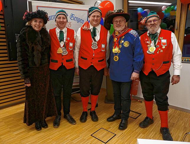 Empfang der Ehrengäste: Beim Narrentreffen der Bürger- und Narrenzunft 1503 Tiengen treffen sich Bürgermeisterin und Schnurrewyb Petra ...