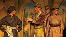 Schwieriger Stoff: Detailreich und gekonnt führen die Waldorfschüler das Shakespeare-Stück &bdquo;Komödie der Irrungen&ldquo; in Urberg ...