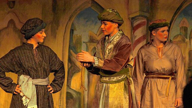 Schwieriger Stoff: Detailreich und gekonnt führen die Waldorfschüler das Shakespeare-Stück &bdquo;Komödie der Irrungen&ldquo; in Urberg ...
