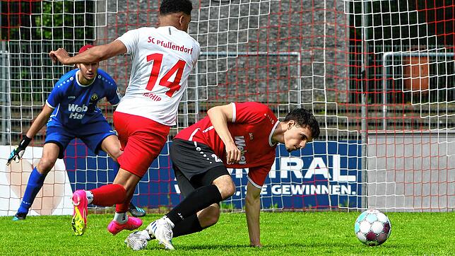 Der SC Pfullendorf (Djamel Yachir, links) und der SV Linx (Joel Joseph) trennten sich im Verfolgerduell mit einem leistungsgerechten 1:1.