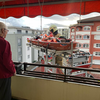 Inge Duelli wird mit einer Feuerwehrleiter für einen Krankentransport aus ihrer Wohnung im 4. OG eines Hochhauses in Tiengen gehievt.