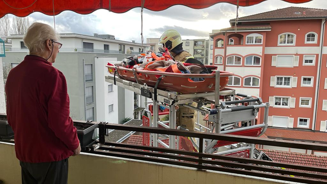 Inge Duelli wird mit einer Feuerwehrleiter für einen Krankentransport aus ihrer Wohnung im 4. OG eines Hochhauses in Tiengen gehievt.