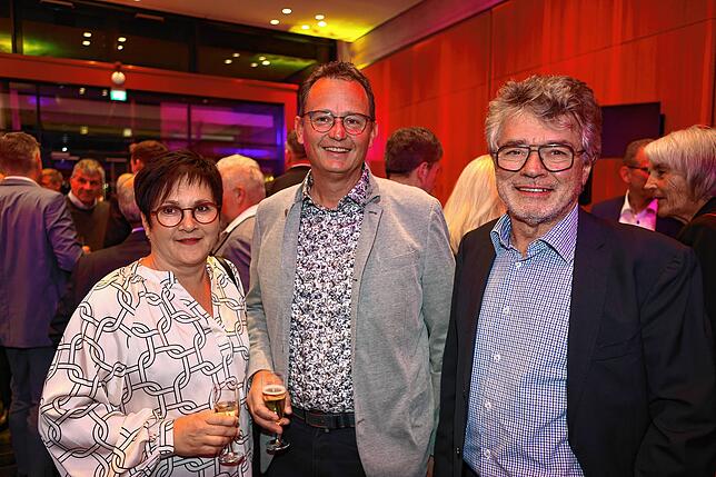 Andrea Einsiedler mit ihrem Ehemann Stephan Einsiedler, Ortsvorsteher von Beuren an der Aach, und SPD-Gemeinderat Walafried Schrott.