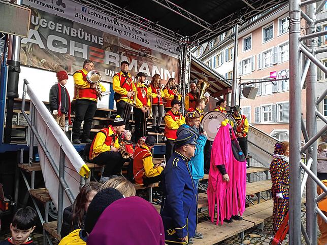 Auf der Bühne wird fleißig geguggt.