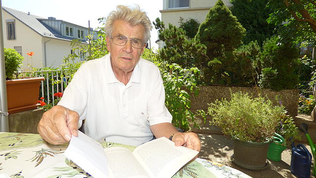 Friedhelm Möhrle genießt den Ruhestand am liebsten bei Spaziergängen am Hohentwiel oder auf seiner Terrasse.