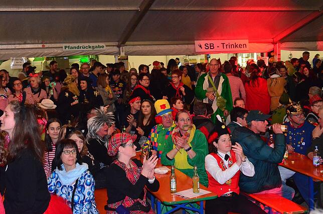 Bild 27: Das war die Partynacht der Narrentage mit der Froschenkapelle in Bildern