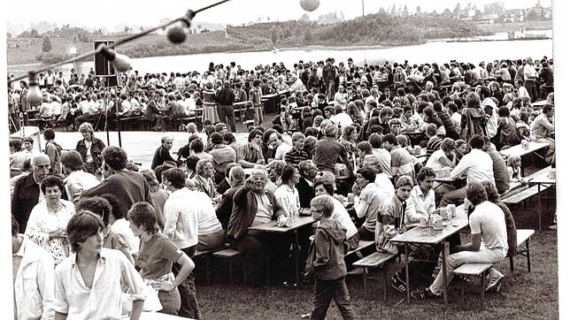 Ein Blick auf das Schlossseefest im Jahre 1982. Damals gab es nur wenige Buden und die Bühne befand sich in der Mitte zwischen den ...