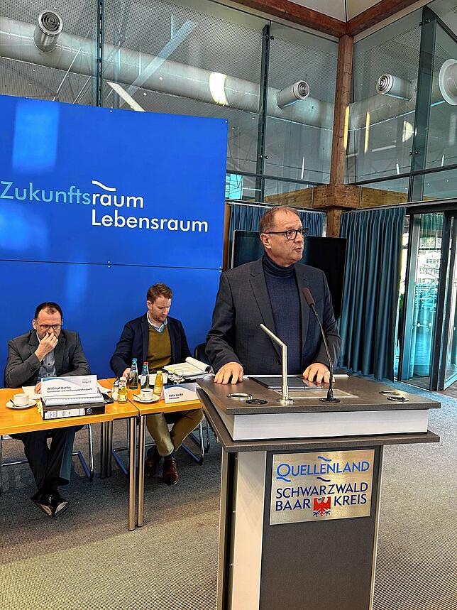 Jürgen Roth fordert erfolgreich, dass die Kreisumlage nicht erhöht wird.