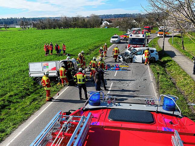 Zur Räumung der Unfallstelle und zur Versorgung der Verletzten musste die Kreisstraße komplett gesperrt werden.