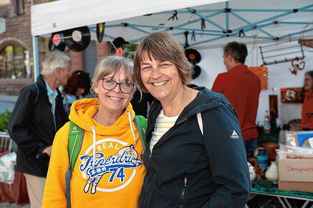 Bild 25: Konstanz: Auf zum Deutsch-Schweizer Flohmarkt! Diese Besucher und Verkäufer sind dabei