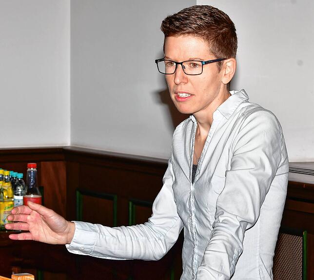 Katharina Keßler (36) aus Kleinkems ist Bundespolizistin und dort seit 2018 für Presse- und Öffentlichkeitsarbeit zuständig. Fußball ...