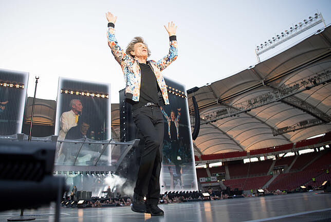Unermüdlich: Der 74-jährige Mick Jagger animiert das Publikum während des Konzerts der Rolling Stones im Rahmen ihrer Europatournee "No ...