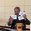 Michael Scharf, Vorsitzender des Gemeindewahlausschusses, loste die Platzierungen auf dem Stimmzettel aus: 1. Hans Grabow, 2. Alexandra ...