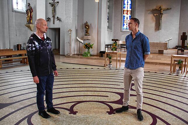 Gemeinsam unterwegs: Thomas Kaiser (rechts) betreute die Verlegung des Labyrinths. Dafür wurden die Bänke im vorderen Teil der Kirche ...