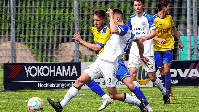 Stefan Haselwander (vorne) vom FC Radolfzell hat mit seiner Mannschaft ein neues Saisonziel vor Augen.