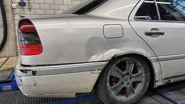 Verbeult, verrostet, zusammengeflickt &ndash; das Corpus Delicti: Mit diesem schrottreifen Auto war ein junger Mann in Schaffhausen ...