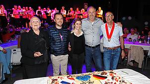 Ghislaine Barde, Präsidentin des Partnerschaftskomitees in Chabeuil, Alban Pano, Bürgermeister von Chabeuil mit seiner Frau, ...