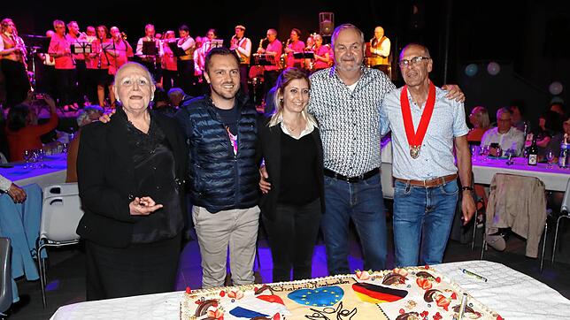 Ghislaine Barde, Präsidentin des Partnerschaftskomitees in Chabeuil, Alban Pano, Bürgermeister von Chabeuil mit seiner Frau, ...