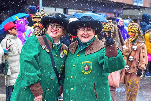 Die Zunftmeisterin der Narrenzunft, Alexandra Pies (rechts) und Kassiererin Carolin Sprich freuen sich auf den großen Umzug mit 75 ...