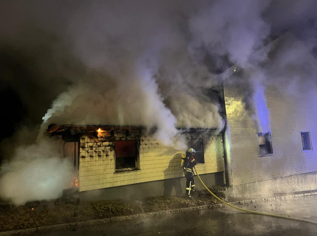 Bild 7: Wohnhaus an der Hauptstraße steht in Flammen