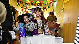 Genau peilen ist angesagt beim lustigen Becherwerfen. Zielsicher ist die Jugend, ganz sicher zielsicherer als mancher Bierpong-Spieler. ...