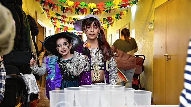 Genau peilen ist angesagt beim lustigen Becherwerfen. Zielsicher ist die Jugend, ganz sicher zielsicherer als mancher Bierpong-Spieler. ...