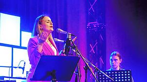 Die mazedonische Opernsängerin Altina Destani sorgt mit ihrer Stimme im Grieshaber vier für Gänsehaut-Stimmung. Foto: Susanne ...