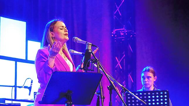 Die mazedonische Opernsängerin Altina Destani sorgt mit ihrer Stimme im Grieshaber vier für Gänsehaut-Stimmung. Foto: Susanne ...