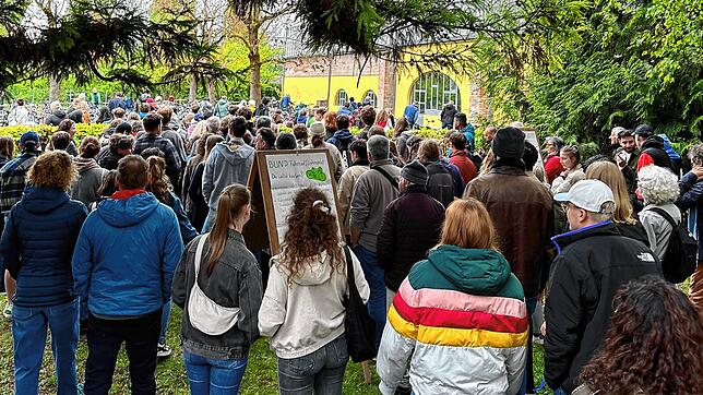 Hier gibt es nichts umsonst, aber dass es bei diesem Flohmarkt günstige Fahrräder gibt, hat sich eindeutig herumgesprochen: Die Menschen ...
