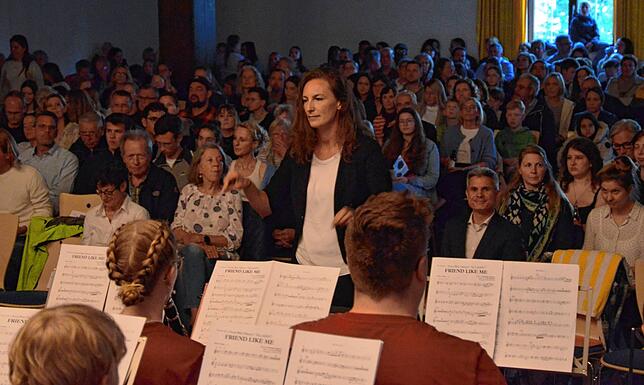 Melanie Schittenhelm dirigiet das Jugendorchester.