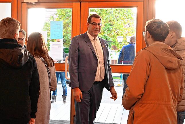 Er bewarb sich als letzter und kam auch am Wahlabend als letzter. Dennoch konnte er die zweitmeisten Stimmen auf sich vereinen: Andreas ...