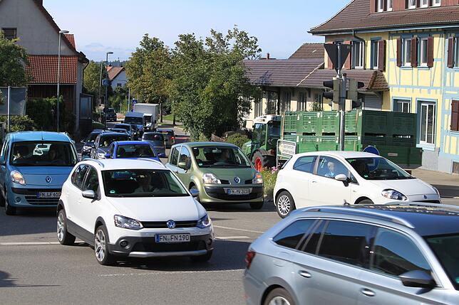 10.42 Uhr: Rückstaus auch auf der Gutenbergstraße, die in die B&nbsp;33 mündet.